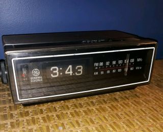 Vintage General Electric Am/fm Alarm Flip Clock Radio Wood Grain Model 7 - 4305c