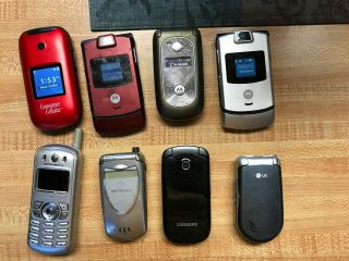 8 Vintage Motorola Razor Flip Phones And Others.