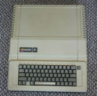 Apple Iie / 2e Vintage Computer With Mouse And Disk Ii