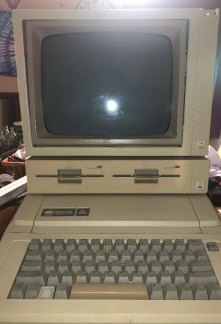 Apple 2e Vintage Computer With Duo Disc Drive Model A2m2010