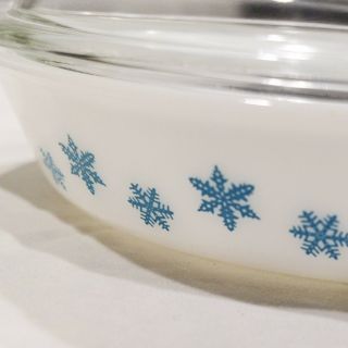 Vintage Pyrex Turquoise on White Snowflake 1.  5 Qt Divided Oval Casserole W/Lid 2