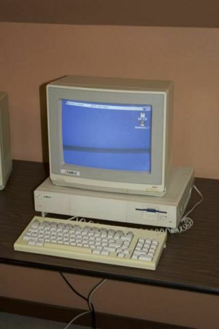 Commodore Amiga 1000 Computer System - Os 1.  3,  Keyboard,  Mouse