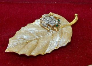 Vintage Signed Sp Jewellery Rhinestone Frog On Enamel Leaf Duet Gold Brooch Pin