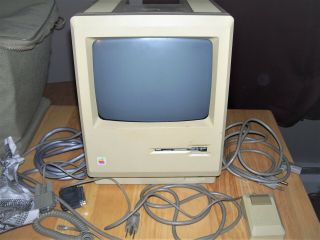 VINTAGE APPLE MACINTOSH M0001 COMPUTER WITH KEYBOARD MOUSE AND BAG 2