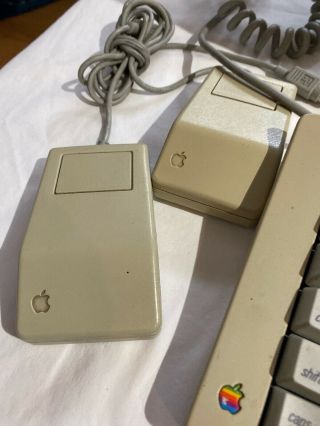 Apple Macintosh SE Model M5011 with Keyboard 2 - Mouses & Web Cam 3