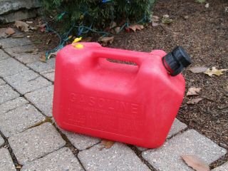Vintage 2 Gal 8 Oz BLITZ 11815 Bright Red Plastic Vented (old type) Gas Can 2