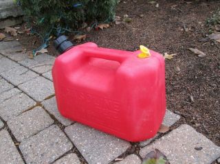 Vintage 2 Gal 8 Oz BLITZ 11815 Bright Red Plastic Vented (old type) Gas Can 3