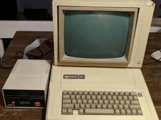 Vintage Apple Computer 2e Iie Iie - A2s2064 A2m0003 A2m2010 - Powers On