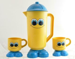 Vintage Deka Yellow Plastic 2.  25 Qt Footsie Smiley Beverage Pitcher 2 Cups