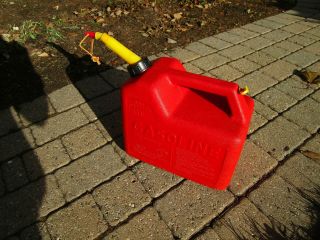 VINTAGE CHILTON 2 1/2 GALLON RED PLASTIC VENTED GAS CAN (old type) made in USA 2