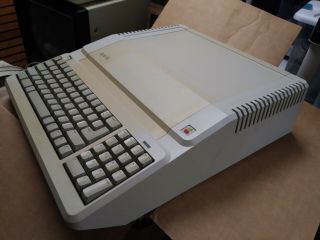 Apple 2e Computer,  A2s2128,  1986yr