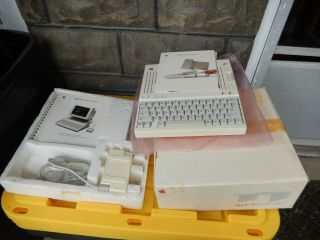 Apple Iic Vintage Computer A2s4100 - Manuals,  Disks,  Decals,  Monitor Stand