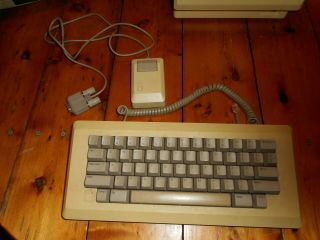 VINTAGE APPLE MACINTOSH COMPUTER M0001 WITH ACCESSORIES POWERS UP 2