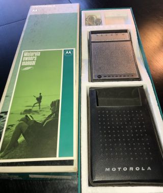 Vintage 1960s Motorola Model Xp4ce Am 10 Hand Held Transistor Pocket Radio W/box