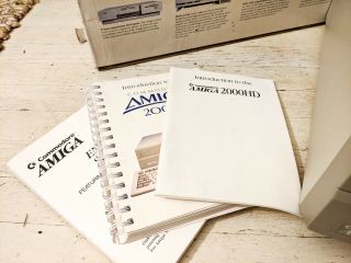VIntage Commodore Amiga 2000 HD / 2000HD Computer w/ Box and Manuals 2