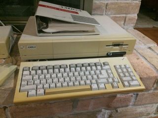 Commodore Amiga 1000,  Full System includes ext drive.  some yellowing,  Great cond 3