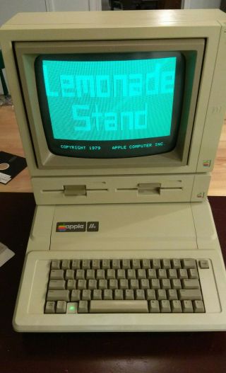 Apple Iie Computer Aa11040b Monitor A2m2010 Duodisk A9m0108 With One Disk L20