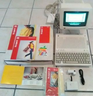 Vintage Apple Iic A2s4000 Computer Monitor Stand Manuals Modulater Tv Adapter