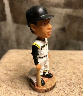 ROBERTO CLEMENTE Pittsburgh Pirates Cooperstown EXCLUSIVE 3” Magnetic Bobblehead 2