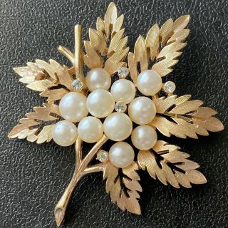 Signed Crown Trifari Vintage Gold Tone Leaf Flower Pearl Crystal Brooch Pin 61