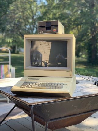 Vintage Apple 2e Computer Model A2s2064