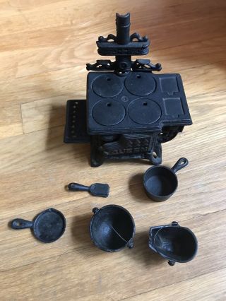 Vintage Queen Miniature Black Cast Iron Toy Woodstove Salesman Sample Metalware