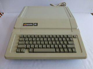Vintage Apple Iie Computer Early Desktop Dos Basic 80s