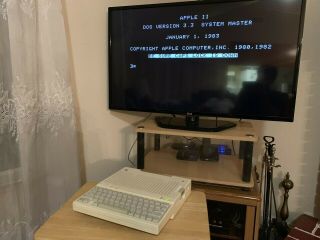 Vintage Apple IIc computer A2S4100 and boots up 2