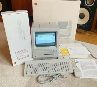 Vintage Macintosh Se Computer - Immaculate Includes - Mouse,  Keyboard,  & Orig Pkg