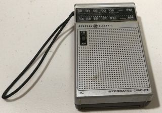 Vintage - Ge - General Electric Model 7 - 2582a Portable Am/fm - 9 Volt Radio, .