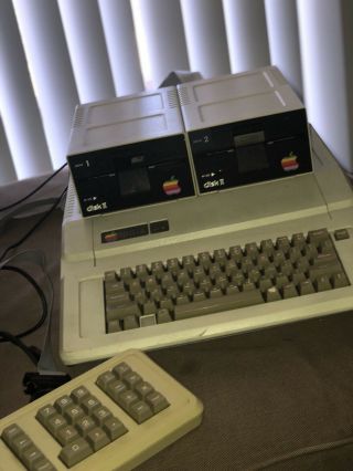 Vintage Apple Iie Computer A2s2064,  Disk Ii (2) Drives,  Numeric Keypad