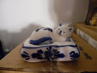 Vintage Delft Blue Cat On Pillow Hand Painted Salt And Pepper Shakers Euc