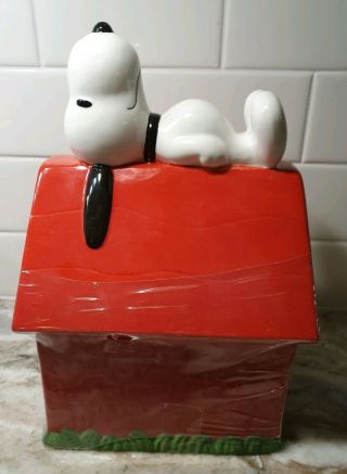 Rare Vintage Snoopy Doghouse Cookie Jar.  Peanuts Collectable