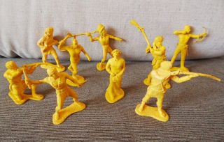 Vintage Old Frontiersmen Indian Toy Action Figures In Yellow Auburn Rubber