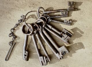 10 very large 17th - 18th century iron door lock keys and belt hanger 2