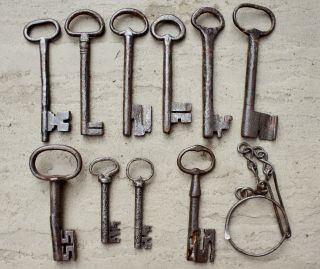 10 very large 17th - 18th century iron door lock keys and belt hanger 3