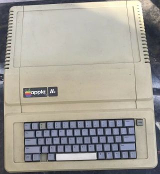 Apple Iie Computer For Restoration - Powers On A2s2064 1984