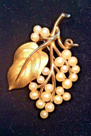 Vintage Crown Trifari Signed Brooch Pin Gold Cluster Faux Pearls Leaf 2