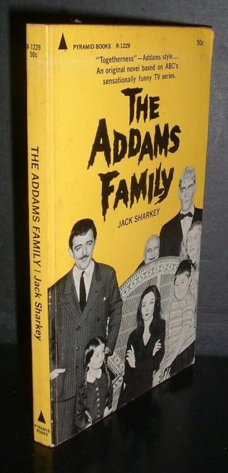 Lqqk Vintage 1965 Pyramid Paperback,  The Addams Family By Jack Sharkey Tv - Tie - In