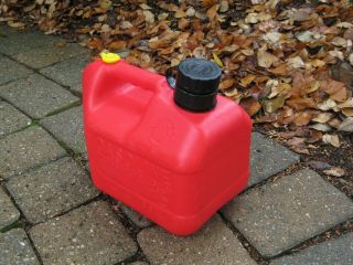 Vintage Blitz 1 Gal 4 Oz 11805 Red Plastic Easy Grip Vented Gas Can