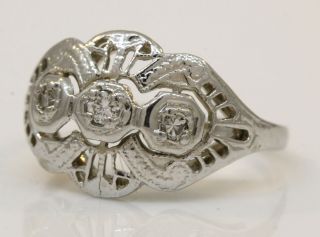 STUNNING ANTIQUE 18K WHITE GOLD RING WITH 0.  10 CTW DIAMONDS 2.  3 GRAMS C68 2