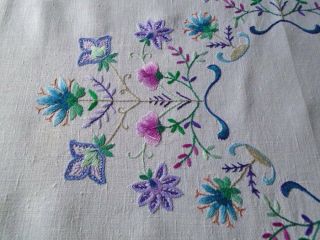 GORGEOUS VINTAGE HAND EMBROIDERED LINEN TABLECLOTH COLOURS & STITCH WORK 2