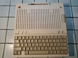 Vintage Apple Computer Iic A2s4000 No Power Cord Assembled In Usa