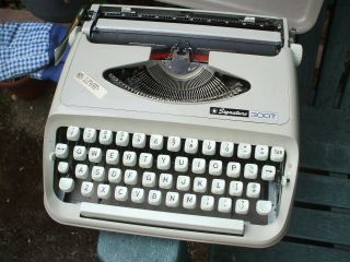 Vintage Montgomery Wards Signature 300t Portable Typewriter