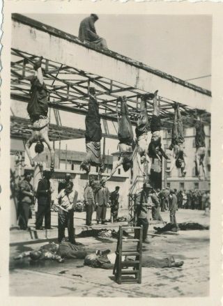 N28 Vintage Photo 2.  5x3.  5 Mussolini Hanging Dead Bodies Public Execution 3