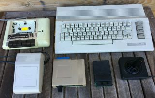 Vintage Commodore 64 C64 Personal Computer Tape Deck Atari Joystick Accesso 1986