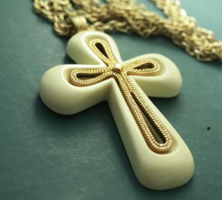 Vintage Sarah Coventry Large White Cross Pendant Gold Tone Chain Necklace