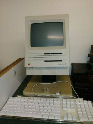 Apple Macintosh Mac Se M5010 With Keyboard And Cover