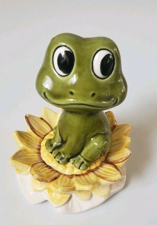 Vtg 1977 Sears And Roebuck Neil The Frog Sitting On Lily Pad Salt Pepper Shakers