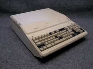 Apple Iie A2s2128 Vintage 1980s Desktop Personal Computer System